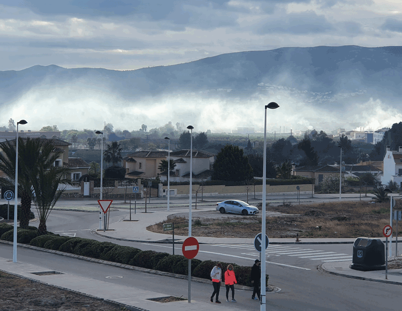 Niños en el smog del pueblo.